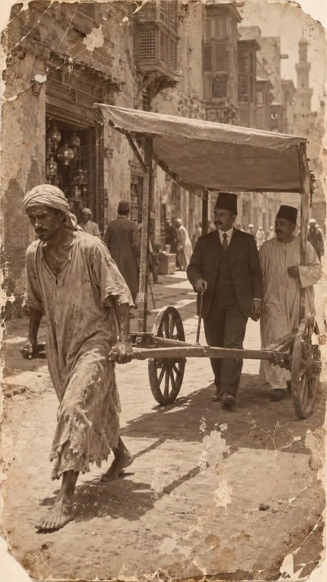 saleh1127123's tweet photo. من أغرب المهن في مصر قديما ( بائع الظل) 
كان البائع يتواجد في الأسواق والميادين المزدحمة في القاهرة أواخر القرن التاسع عشر وأوائل القرن العشرين. وعندما يرغب أحد المارة (خاصة من الأعيان أو "الأفندية") في السير دون التأثر بحرارة الشمس، يستأجر هذا البائع ليمشي بجواره حاملاً أو جارّاً المظلة. المفارقة الساخرة: ارتبطت هذه المهنة في الوجدان الشعبي بمفارقة عجيبة؛ فبائع الظل يقضي حياته كلها واقفاً أو سائراً تحت أشعة الشمس الملتهبة، بينما الشيء الوحيد الذي يبيعه للآخرين هو "الظل" يبيع ما لا يملكه لنفسه!! اختفت هذه المهنة تماماً مع تطور وسائل النقل والمواصلات، وظهور المظلات الشخصية المحمولة (الشماسي)، وتغير طبيعة تخطيط الشوارع
