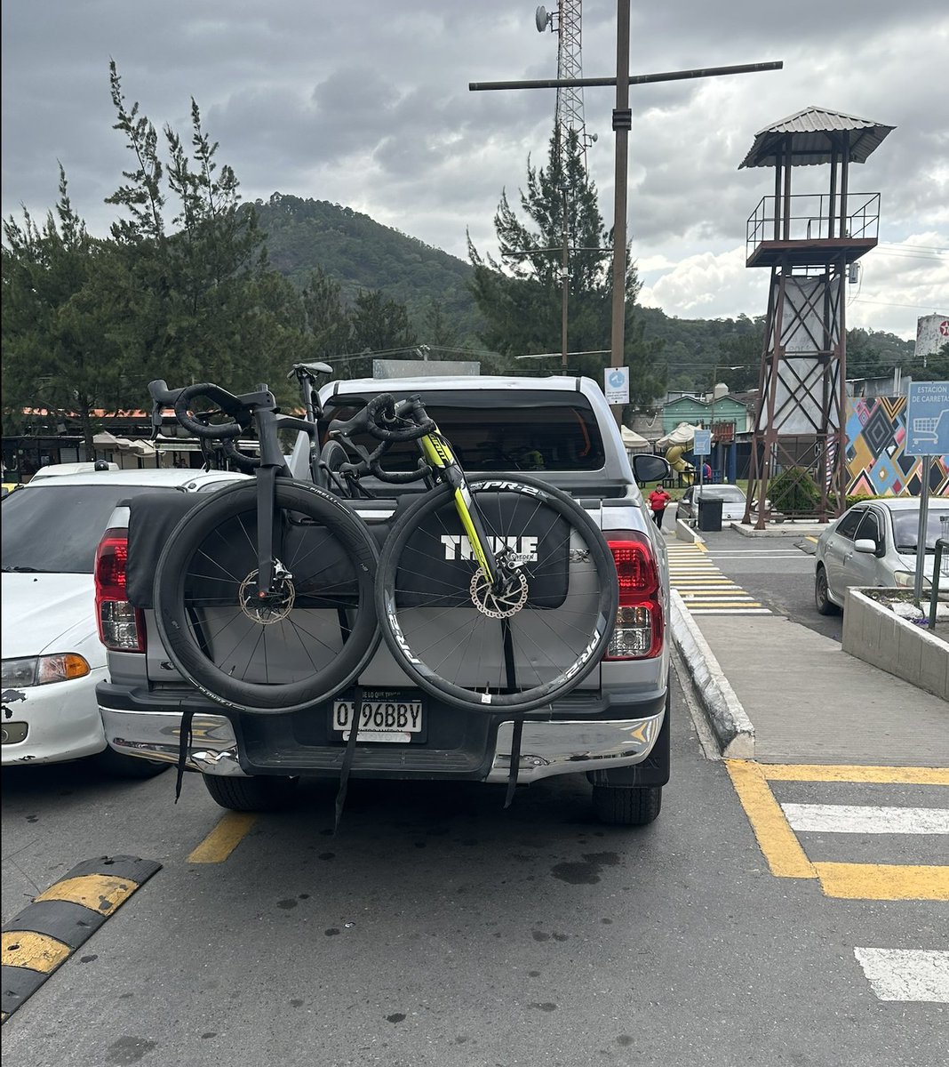 Sonny_Figueroa's tweet photo. El lunes 14 de septiembre trabajadores del @CongresoGuate utilizaron para asuntos personales el carro O-796BBY que es propiedad de esa institución. Lo usaron para transportar sus bicicletas y hacer ciclismo de ruta. Vaya vaya.

Esta fotografía la tomaron personas en el centro comercial Paseo Villa Canales a las 2:28 PM de ese día y posteriormente me las hicieron llegar.

Ese carro está asignado (según documentos oficiales) a la Unidad de Transportes del Congreso de la República que está a cargo de Cristian Alexander Bolaños Mejía, quien debe rendir cuentas.

Así se usa discrecionalmente los recursos del Estado. Ninguna institución tiene control de sus vehículos y acá está un ejemplo de ese descontrol.

De hecho, ese Hilux O-796BBY acaba de recibir un mantenimiento por Q3,450 que fue pagado con fondos públicos (adjunto los documentos) ¿para que luego lo usen trabajadores para temas personales?

Esto es delito y el @MPguatemala debe investigarlo al igual que el propio congreso para dar con el nombre o nombres de las personas del @CongresoGuate que usaron este carro para asuntos personales.

Y si en dado caso el Hilux lo usa o usó un diputado, se debe explicar quién es y por qué tiene un carro asignado para asuntos personales porque ese día en el congreso no se trabajó porque se dieron el día libre.