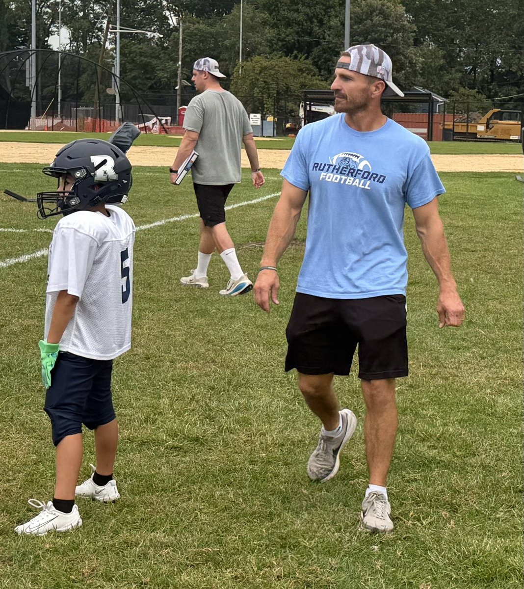 bcarrnjsports1's tweet photo. Shoutout to former Rutherford HS Head 🏈Coach Andy Howell
@ruthblldgsfbll

Coach Howell led the Dawgs to sectional Titles 2017 & 2018 plus 
“18 Regional Title, 22-1 record

Today, Andy is coaching his son in Rutherford Recreation 🏈 
@NJScom 
@pjr_pat 
@PatLanniNJ 
@coachryan04 
@Chattermeister 
@RobertAitkenJr