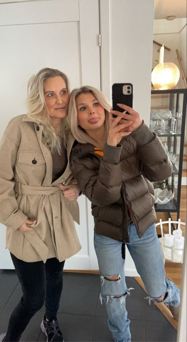 emmaMstw7k's tweet photo. Bevorzugen Sie Mutter oder Tochter ? Sei aufrichtig 😈 https://t.co/GH117nFSVF