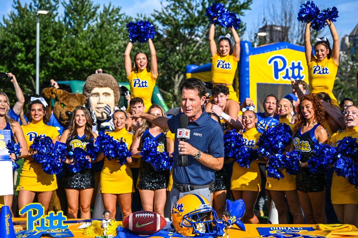 Pitt_ATHLETICS's tweet photo. .@SportsCenter looks better in blue &amp; gold 🔵🟡 https://t.co/mtf9uL2s9w