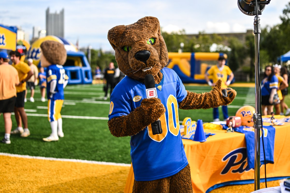 Pitt_ATHLETICS's tweet photo. .@SportsCenter looks better in blue &amp; gold 🔵🟡 https://t.co/mtf9uL2s9w