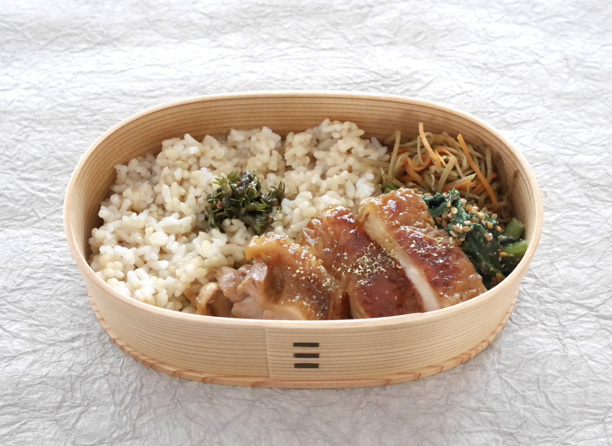 taniccoro's tweet photo. 自分のお弁当です。玄米ごはん180g(穂紫蘇醤油漬け)、地鶏鍋照り焼き、小松菜胡麻和え、金平牛蒡。別でモバ味噌、糠漬け。盛込み2:38。本日もよろしくお願いします。　#musobento https://t.co/DfRoIzbIfo