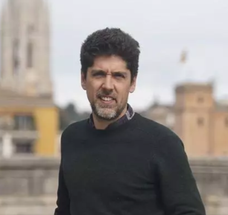 MagiHildebrandt's tweet photo. El que fa en David Cid és completament lamentable, i no ho dic per cap qüestió ideològica: és un impresentable i un maleducat, amb diferència el diputat més repugnant de la cambra.

És fastigós! https://t.co/p7ixmdgytO