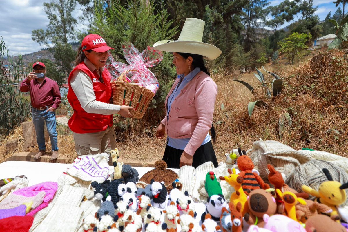 MidisPeru's tweet photo. 📍 #MidisEnRegiones | De los telares de #Cajamarca nace una historia de esfuerzo, aprendizaje y emprendimiento. 🧶✨

Hermelinda Pompa es usuaria de @Midisjuntos y lleva 11 años dedicada a la textilería. Elabora tejidos, chompas, chales y amigurumis, y ha participado en capacitaciones y ferias que le han permitido adquirir nuevas herramientas para desarrollar su emprendimiento.

🏠 La ministra Maritza Canales la visitó para conocer su trabajo, escuchar su experiencia y conversar sobre los desafíos y oportunidades para continuar haciendo crecer su actividad económica.

Historias como la de Hermelinda muestran que el acompañamiento también puede convertirse en una puerta hacia nuevas oportunidades. 💙