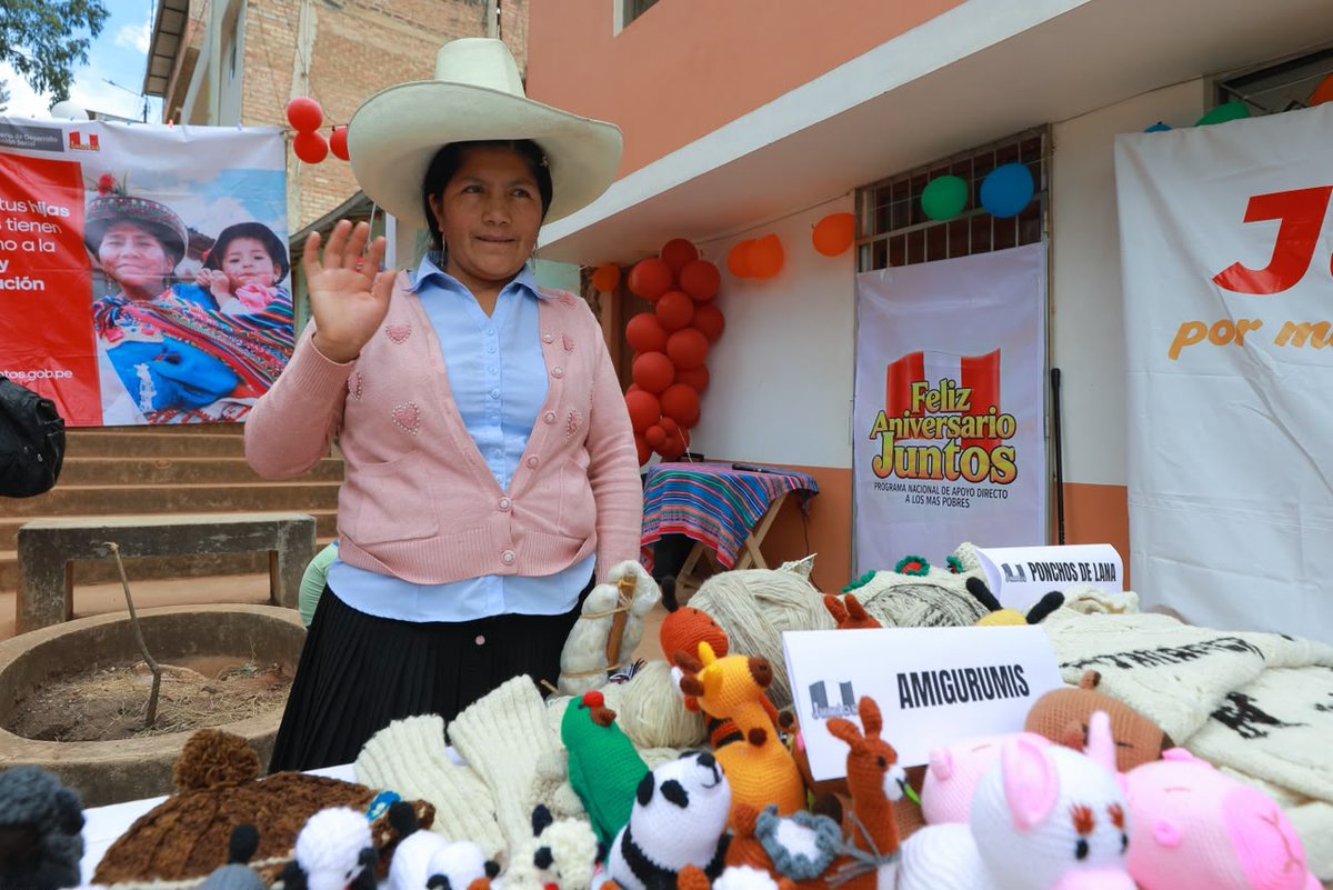 MidisPeru's tweet photo. 📍 #MidisEnRegiones | De los telares de #Cajamarca nace una historia de esfuerzo, aprendizaje y emprendimiento. 🧶✨

Hermelinda Pompa es usuaria de @Midisjuntos y lleva 11 años dedicada a la textilería. Elabora tejidos, chompas, chales y amigurumis, y ha participado en capacitaciones y ferias que le han permitido adquirir nuevas herramientas para desarrollar su emprendimiento.

🏠 La ministra Maritza Canales la visitó para conocer su trabajo, escuchar su experiencia y conversar sobre los desafíos y oportunidades para continuar haciendo crecer su actividad económica.

Historias como la de Hermelinda muestran que el acompañamiento también puede convertirse en una puerta hacia nuevas oportunidades. 💙