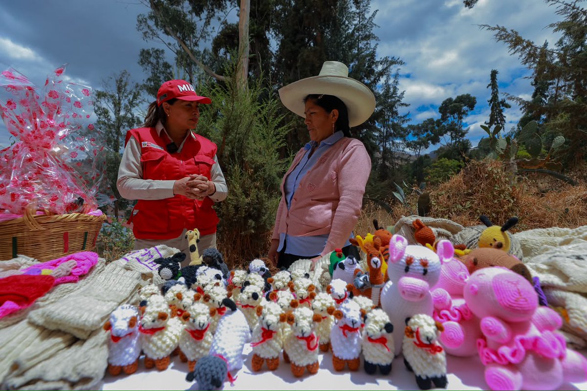 MidisPeru's tweet photo. 📍 #MidisEnRegiones | De los telares de #Cajamarca nace una historia de esfuerzo, aprendizaje y emprendimiento. 🧶✨

Hermelinda Pompa es usuaria de @Midisjuntos y lleva 11 años dedicada a la textilería. Elabora tejidos, chompas, chales y amigurumis, y ha participado en capacitaciones y ferias que le han permitido adquirir nuevas herramientas para desarrollar su emprendimiento.

🏠 La ministra Maritza Canales la visitó para conocer su trabajo, escuchar su experiencia y conversar sobre los desafíos y oportunidades para continuar haciendo crecer su actividad económica.

Historias como la de Hermelinda muestran que el acompañamiento también puede convertirse en una puerta hacia nuevas oportunidades. 💙
