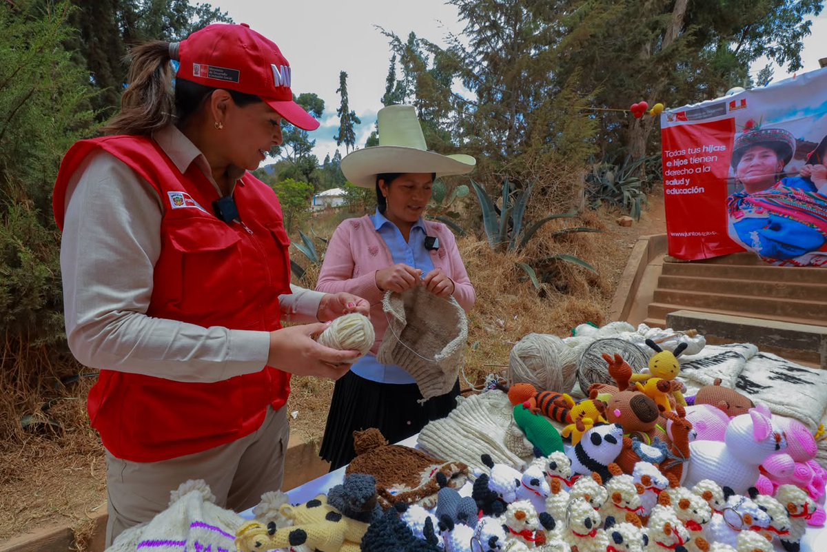 MidisPeru's tweet photo. 📍 #MidisEnRegiones | De los telares de #Cajamarca nace una historia de esfuerzo, aprendizaje y emprendimiento. 🧶✨

Hermelinda Pompa es usuaria de @Midisjuntos y lleva 11 años dedicada a la textilería. Elabora tejidos, chompas, chales y amigurumis, y ha participado en capacitaciones y ferias que le han permitido adquirir nuevas herramientas para desarrollar su emprendimiento.

🏠 La ministra Maritza Canales la visitó para conocer su trabajo, escuchar su experiencia y conversar sobre los desafíos y oportunidades para continuar haciendo crecer su actividad económica.

Historias como la de Hermelinda muestran que el acompañamiento también puede convertirse en una puerta hacia nuevas oportunidades. 💙