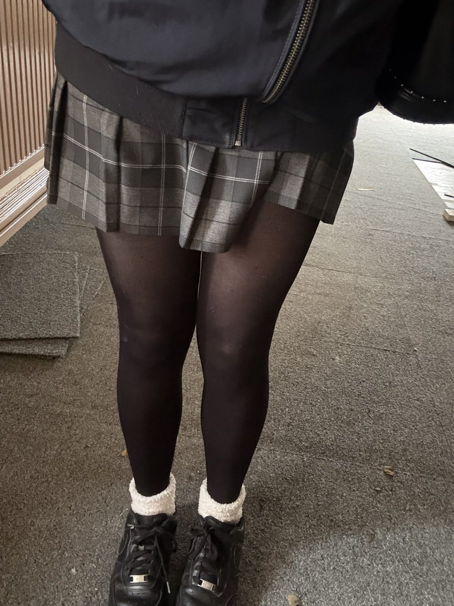 vanillanothings's tweet photo. legs.. yesterday someone said “she takes up the entire hallway” and then his little group of suck up girls started giggling like “aww don’t say that that’s so mean!!” okay i’ll just kill myself then👀I FUCKING HATE HAVING BROAD SHOULDERS. this is literally what i was wearing https://t.co/pVWH85mNyY