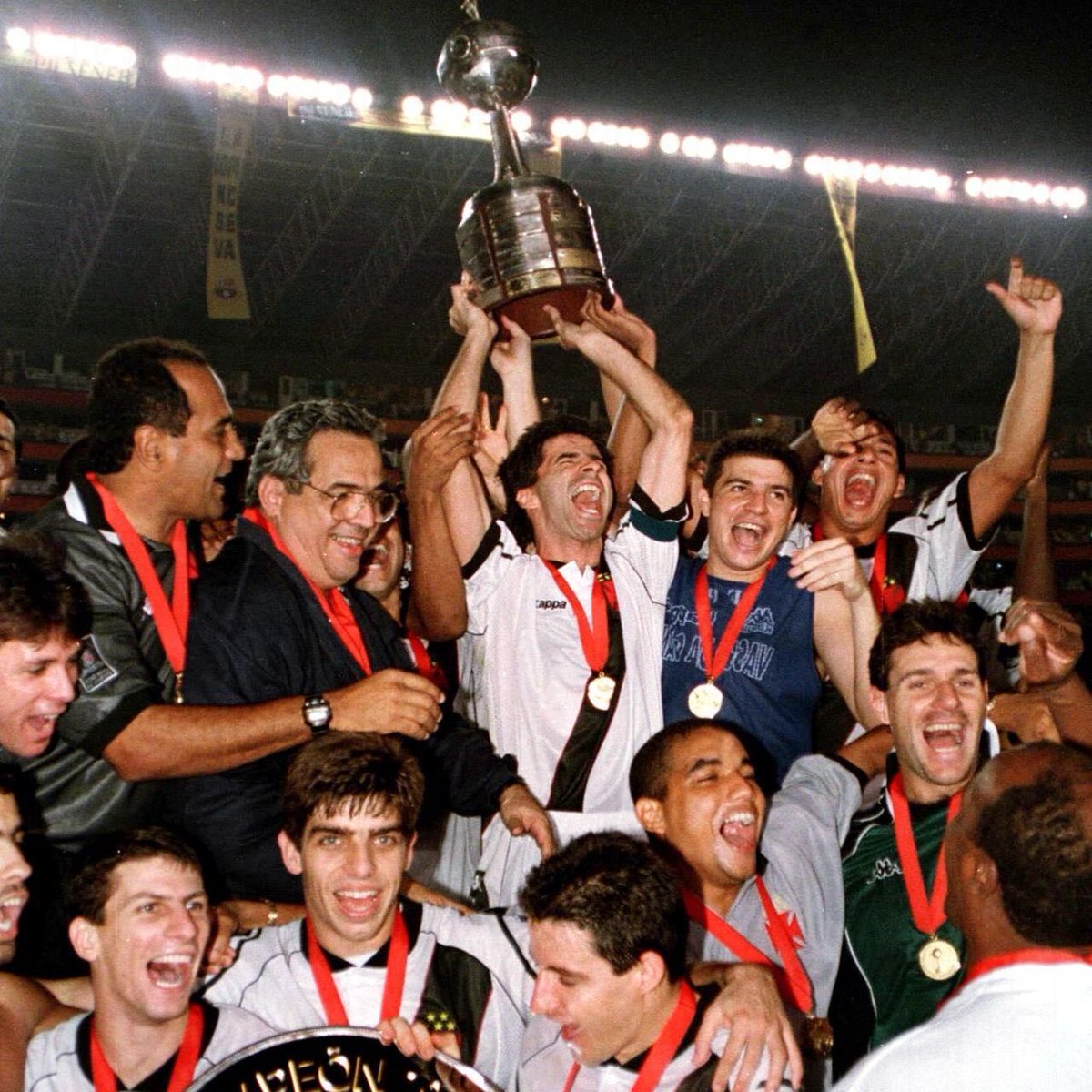 midiavascaina's tweet photo. Vocês dão muita ideia pra maluco nessa rede social. 

Quando o assunto é TÍTULO CONTINENTAL, o PRIMEIRO do MUNDO a conseguir isso é o Club de Regatas Vasco da Gama. 

O último e o próximo mudam todo ano, o primeiro nunca mais. 

É o ÚNICO no Brasil a conquistar o continente no ano do seu centenário também.

E na terceira vez protagonizou a MAIOR virada da história desse esporte. 

O tempo jogado no lixo nas últimas décadas pode ter causado esquecimento em alguns, mas a verdade é que maior que o Vasco da Gama, não existe.

O primeiro, o único e o maioral.

O resto é o resto. 

E é bom voltarem a se acostumar.