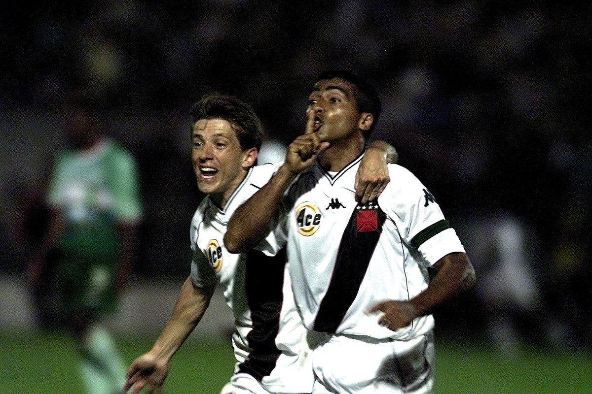 midiavascaina's tweet photo. Vocês dão muita ideia pra maluco nessa rede social. 

Quando o assunto é TÍTULO CONTINENTAL, o PRIMEIRO do MUNDO a conseguir isso é o Club de Regatas Vasco da Gama. 

O último e o próximo mudam todo ano, o primeiro nunca mais. 

É o ÚNICO no Brasil a conquistar o continente no ano do seu centenário também.

E na terceira vez protagonizou a MAIOR virada da história desse esporte. 

O tempo jogado no lixo nas últimas décadas pode ter causado esquecimento em alguns, mas a verdade é que maior que o Vasco da Gama, não existe.

O primeiro, o único e o maioral.

O resto é o resto. 

E é bom voltarem a se acostumar.