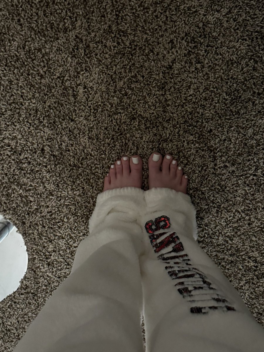 yourbrattydevil's tweet photo. Cold feet 
#feetworshi̇p #findomfr https://t.co/Secx3RMYMW