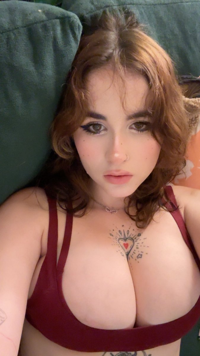 rexchuwu's tweet photo. Sitting on the couch chatting and sending 🍒 pics 🫣❤️✨ https://t.co/j20lQRWvlE
