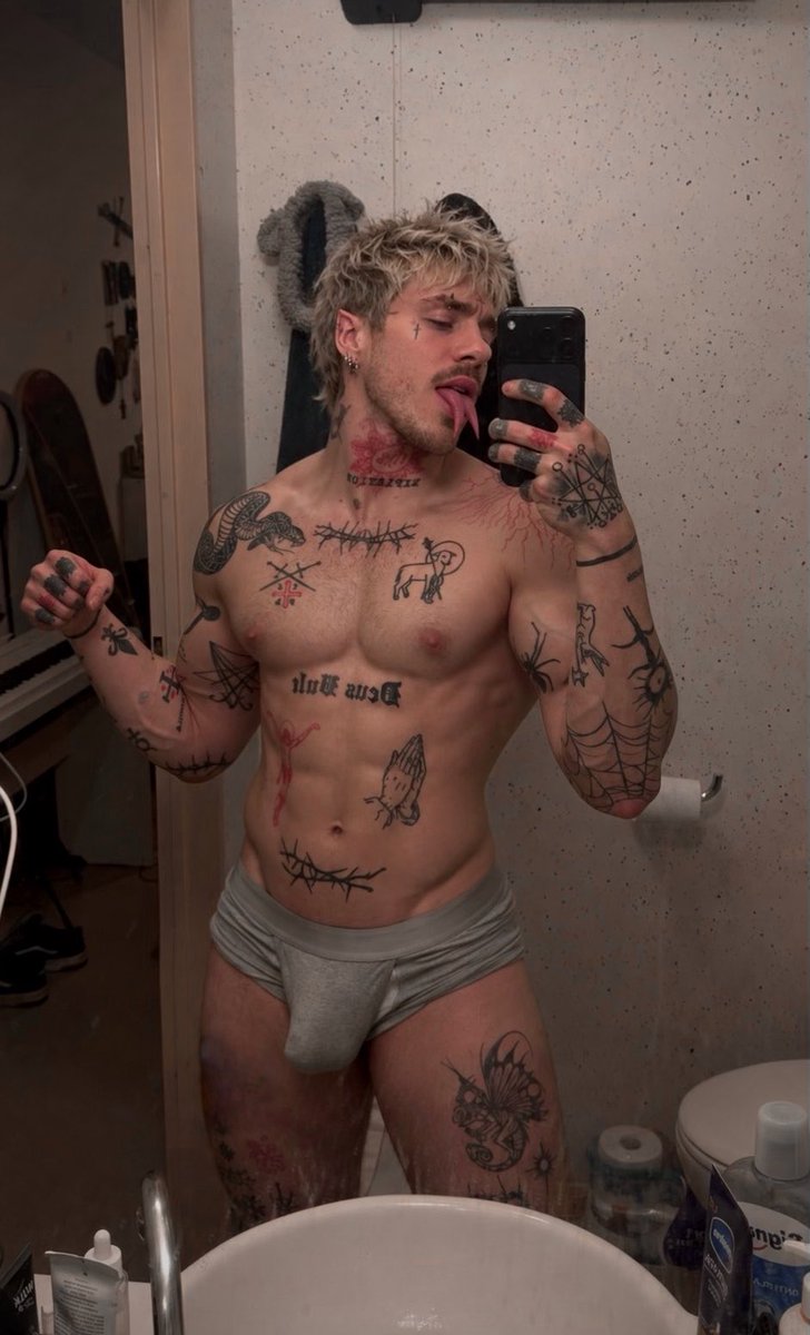 sleepylazarus's tweet photo. shower time https://t.co/mBIZZKxDIL