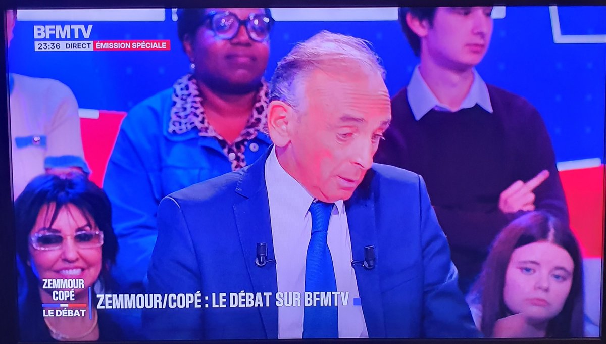 Incredibeul's tweet photo. @BFMTV Faites quelque chose ! Un abruti ne cesse de faire des doigts d'honneur derrière @ZemmourEric à 23h16, 23h19, 23h36.
Des excuses s'imposent ! C'est lamentable !
@knafo_sarah @Reconquete_off @Riposte_R @HilaireBouye https://t.co/k95m5xyPHV