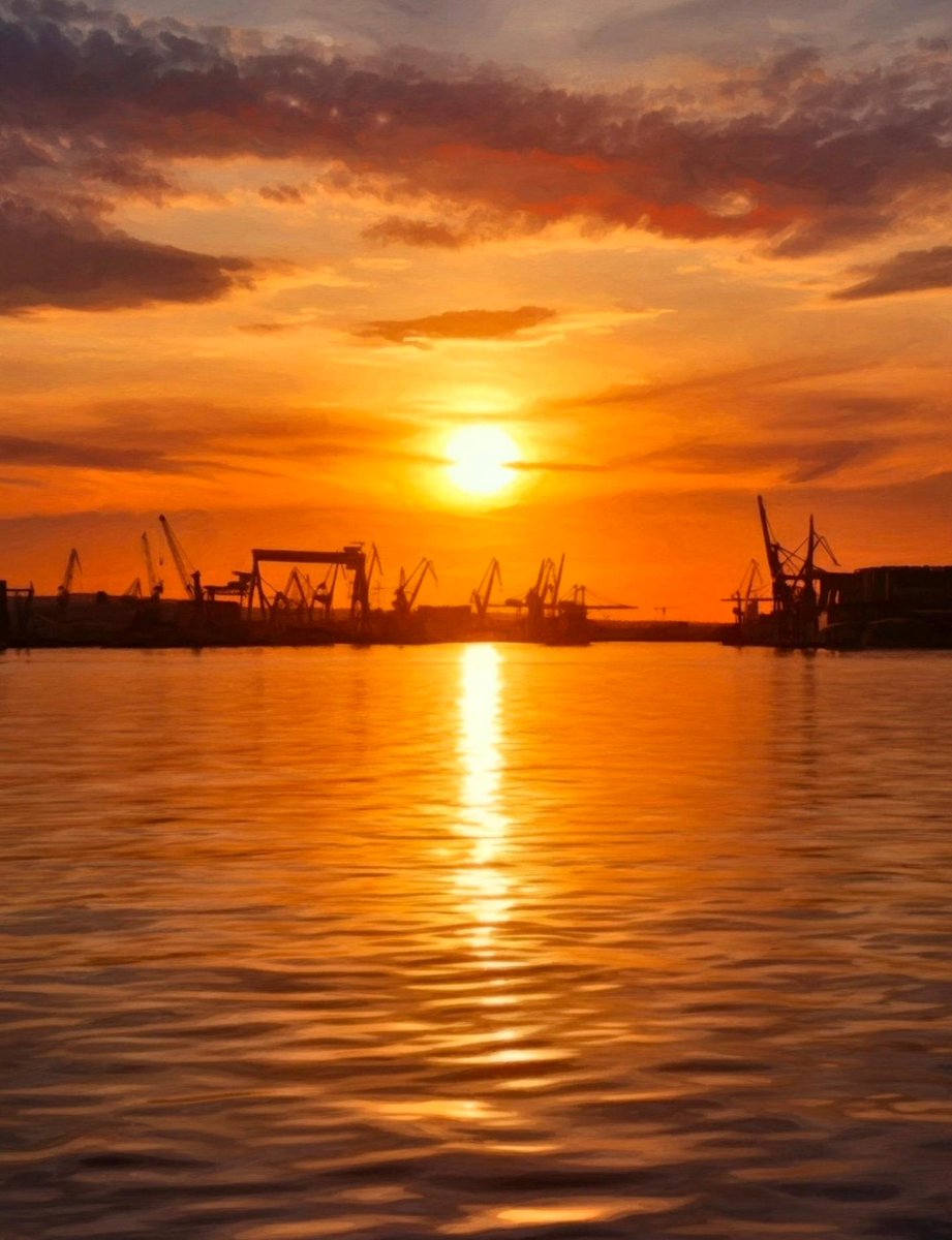 violetrobitgun's tweet photo. Gdynia Port at sunset, with a container ship leaving the harbor in the background. https://t.co/3iQlouN2OB