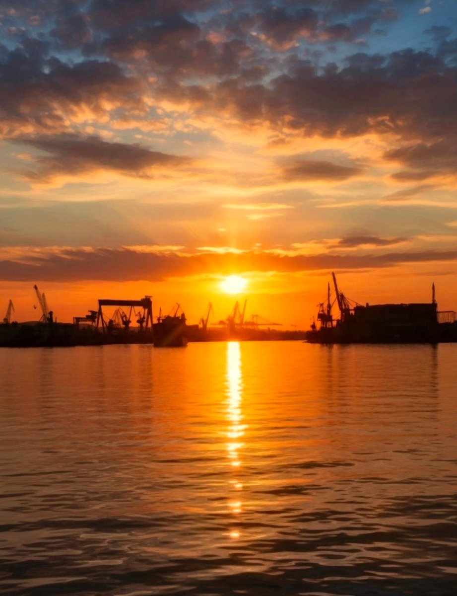 violetrobitgun's tweet photo. Gdynia Port at sunset, with a container ship leaving the harbor in the background. https://t.co/3iQlouN2OB