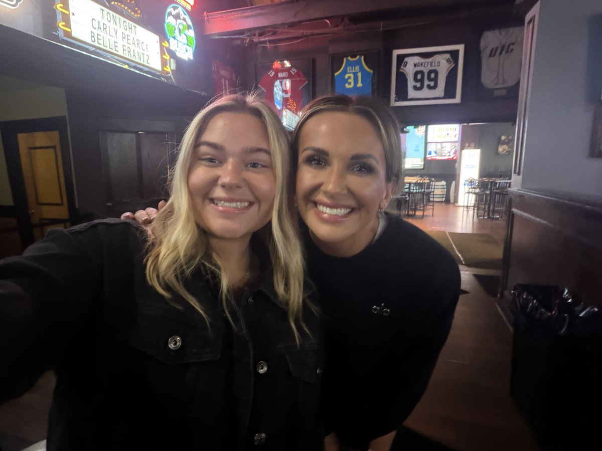 ally_balogh's tweet photo. Reunited yayyyyy @carlypearce https://t.co/b6dGWUjGlz