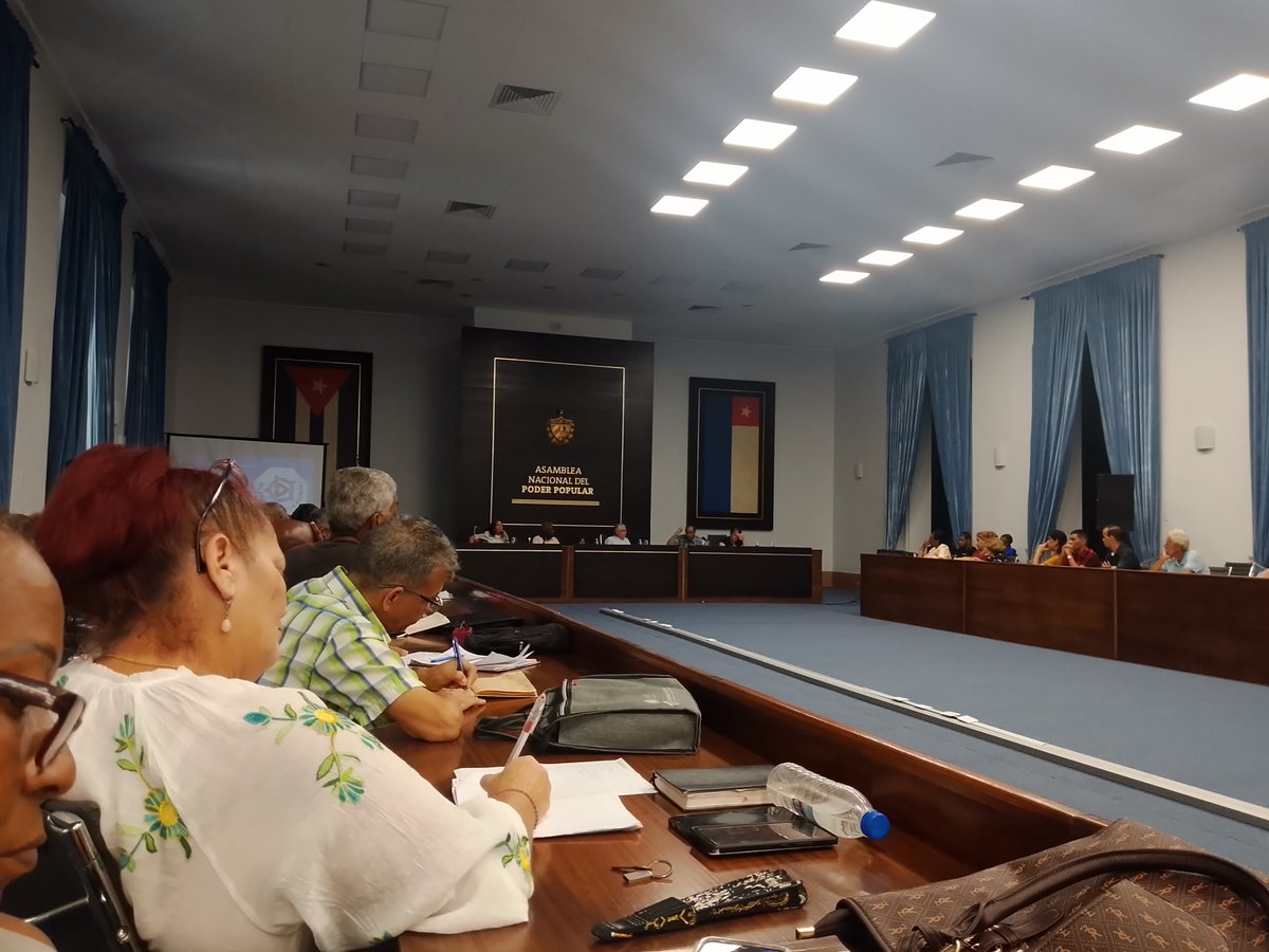 Yoamel_Acosta's tweet photo. Intercambian los presidentes de Consejo Popular de #LaHabanaViveEnMí con la dirección de la @AsambleaCuba #PoderPopular https://t.co/vW1uvMBoAY