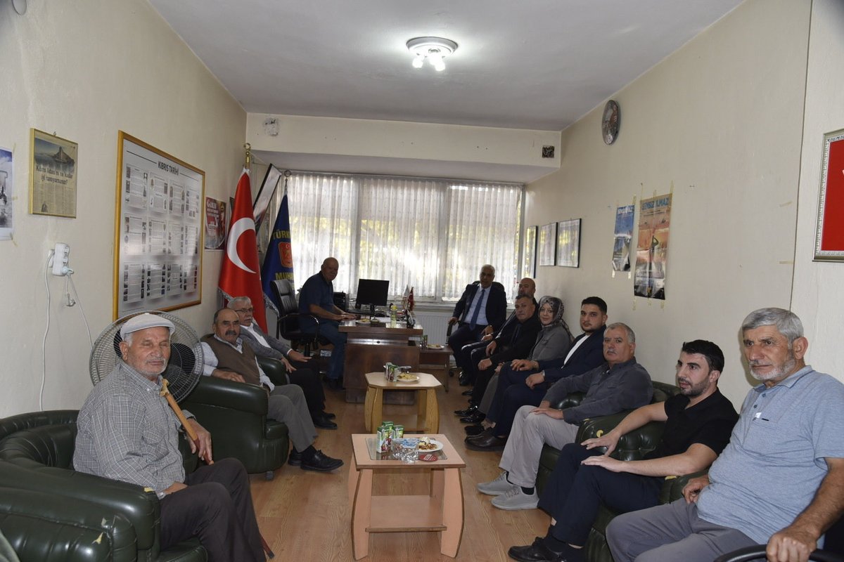 BarisOzerol's tweet photo. 📍Balıkesir 

Dursunbey Gaziler Derneğini  ziyaret ederek Ramazan Dur ve kıymetli gazilerimizle bir araya geldik.

Vatanımız için fedakârlıkta bulunan kahraman gazilerimizin hatıralarını ve taleplerini dinlediğimiz anlamlı bir buluşma gerçekleştirdik. Cumhurbaşkanımız Sayın @RTErdogan’ın selamlarını ilettik. 

Tüm gazilerimize şükranlarımı sunuyor, nazik ev sahiplikleri için teşekkür ediyorum.

#TürkiyeYüzyılıBuluşamaları