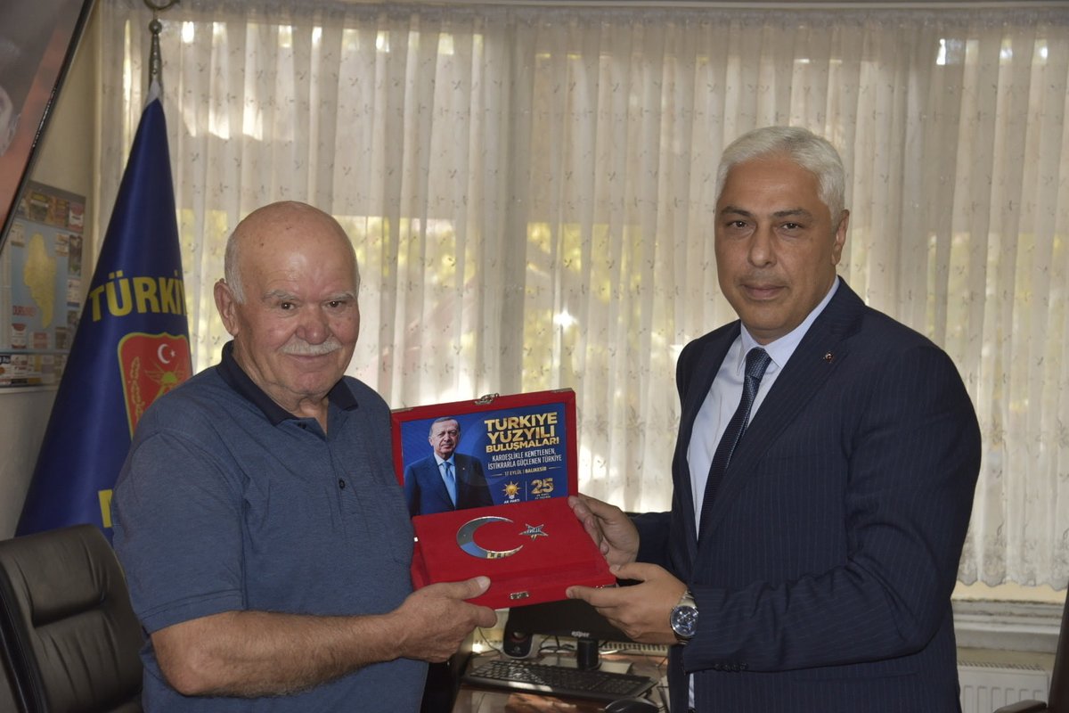 BarisOzerol's tweet photo. 📍Balıkesir 

Dursunbey Gaziler Derneğini  ziyaret ederek Ramazan Dur ve kıymetli gazilerimizle bir araya geldik.

Vatanımız için fedakârlıkta bulunan kahraman gazilerimizin hatıralarını ve taleplerini dinlediğimiz anlamlı bir buluşma gerçekleştirdik. Cumhurbaşkanımız Sayın @RTErdogan’ın selamlarını ilettik. 

Tüm gazilerimize şükranlarımı sunuyor, nazik ev sahiplikleri için teşekkür ediyorum.

#TürkiyeYüzyılıBuluşamaları