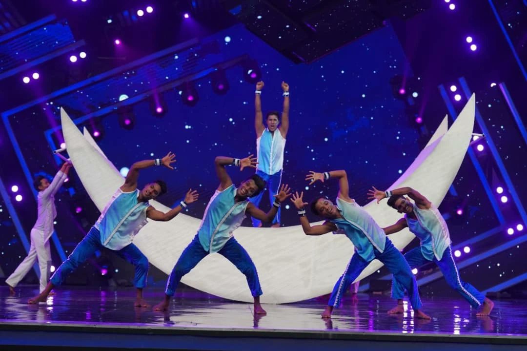 harperwalker22m's tweet photo. Don’t miss our performance this Saturday and Sunday, only on Zee Bangla at 9:30 p. m. https://t.co/8XOb5Q53Gx