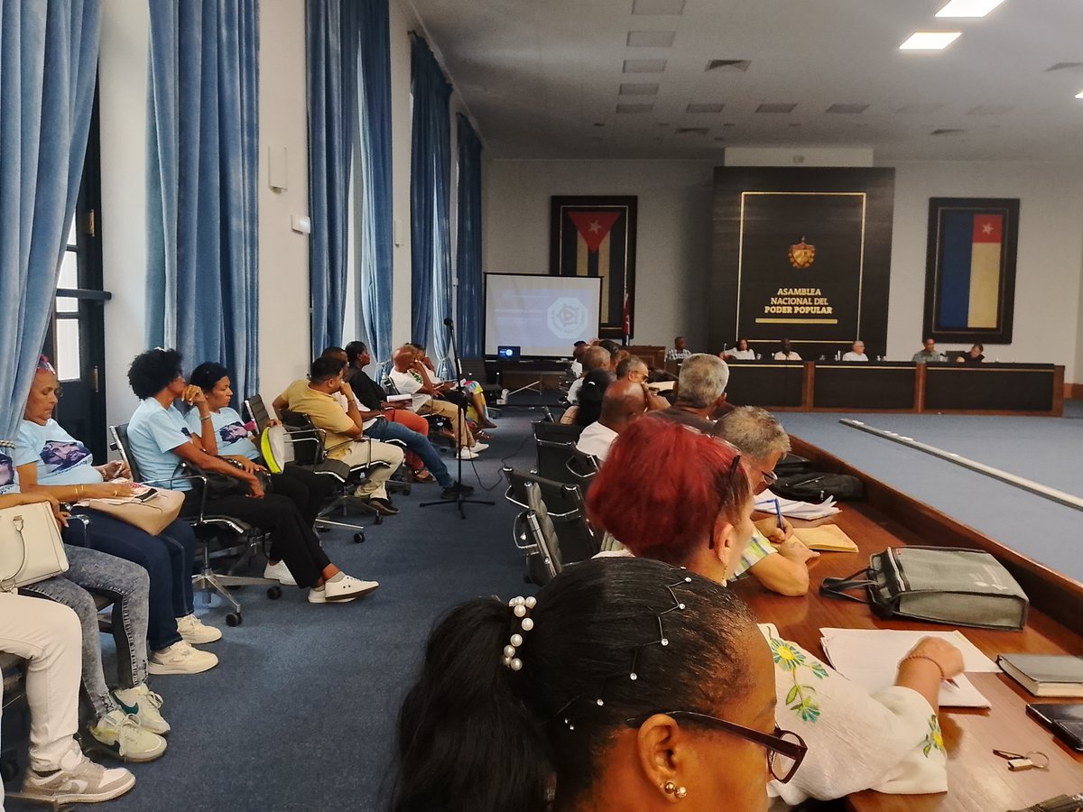 Yoamel_Acosta's tweet photo. Intercambian los presidentes de Consejo Popular de #LaHabanaViveEnMí con la dirección de la @AsambleaCuba #PoderPopular https://t.co/vW1uvMBoAY