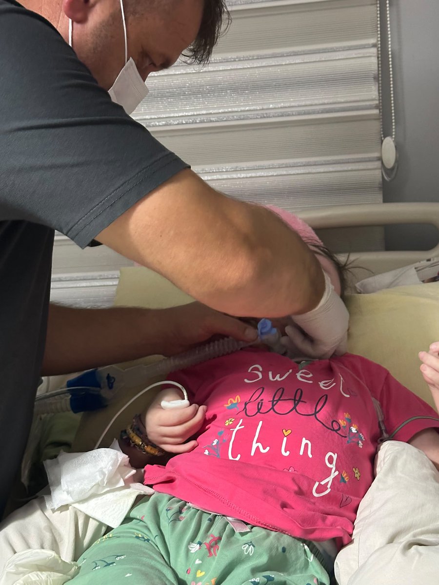 Yusuf8akbal1's tweet photo. Kimse görmese de.
Kimse bilmese de.
Sonuç henüz ortada olmasa da
Devam edebilmektir HAYAT
İnsan bazen büyük bir değişim bekliyor.
Hayatına bir mucize girsin istiyor. Bir gün gelsin ve her şey bir anda düzelsin istiyor.
Ama hayat çoğu zaman böyle değişmiyor.
Hayat, küçük şeylerle değişiyor.

Bugün verdiğin bir kararla.
Bugün yaptığın bir iyilikle
Bugün yaptığın bir yardımla 
Bugün ertelemeyip yaptığın bir işle.
Bugün vazgeçmediğin bir hayalle.
Sonra o küçük şeyler birikiyor ve anlıyorsunuzki bir günde değişecek defalarca yorulduğumuz ama devam ettiğimiz günlermiş. Kimse seni görmesede mücadele ettiğin gecelermiş.

Belki başarımız bir anda olmayacak 
Belki bir anda değişmeyecek 
Ama her gün küçük te olsa bize doğru atılan bir adım başarmamıza değişmemize yardım edecektir.

Hepinize hayırlı geceler…..