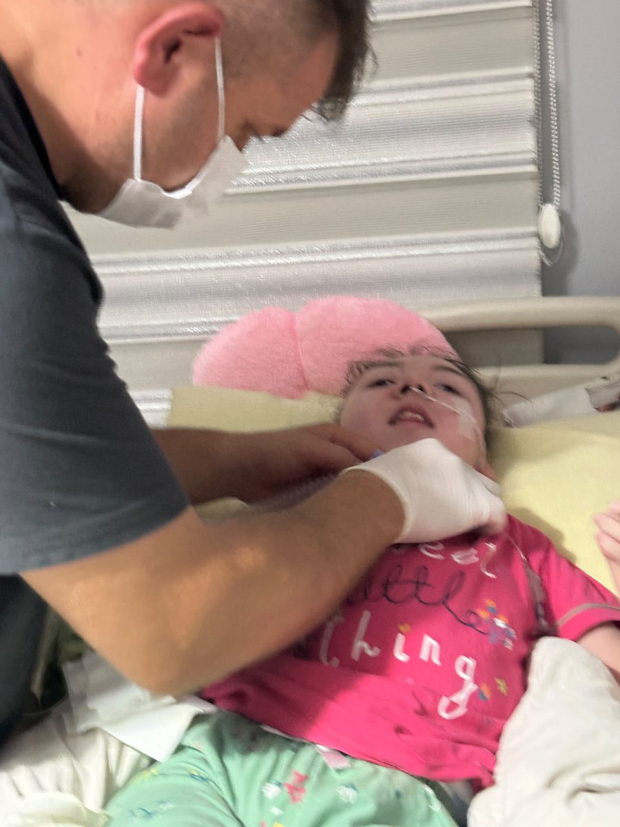 Yusuf8akbal1's tweet photo. Kimse görmese de.
Kimse bilmese de.
Sonuç henüz ortada olmasa da
Devam edebilmektir HAYAT
İnsan bazen büyük bir değişim bekliyor.
Hayatına bir mucize girsin istiyor. Bir gün gelsin ve her şey bir anda düzelsin istiyor.
Ama hayat çoğu zaman böyle değişmiyor.
Hayat, küçük şeylerle değişiyor.

Bugün verdiğin bir kararla.
Bugün yaptığın bir iyilikle
Bugün yaptığın bir yardımla 
Bugün ertelemeyip yaptığın bir işle.
Bugün vazgeçmediğin bir hayalle.
Sonra o küçük şeyler birikiyor ve anlıyorsunuzki bir günde değişecek defalarca yorulduğumuz ama devam ettiğimiz günlermiş. Kimse seni görmesede mücadele ettiğin gecelermiş.

Belki başarımız bir anda olmayacak 
Belki bir anda değişmeyecek 
Ama her gün küçük te olsa bize doğru atılan bir adım başarmamıza değişmemize yardım edecektir.

Hepinize hayırlı geceler…..
