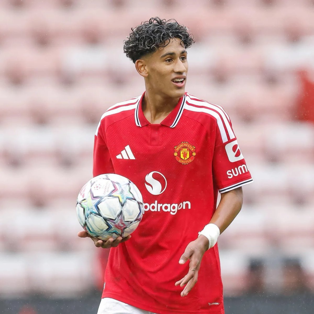 Okon__Isong's tweet photo. For a 15 year old  kid like JJ Gabriel to come to a club like Man Utd and behave like this, what makes the other clubs racing for his signature think he won't do the same to them if he doesn't get playing time? This kid's father is going to ruin his career even before it starts. https://t.co/u8cMYuVSc8