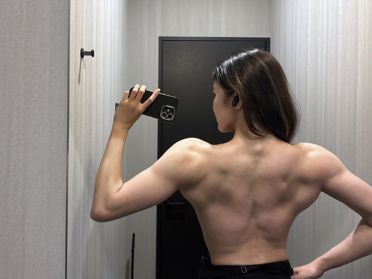 i_am_and_a's tweet photo. 男性の方からコメントに
"どんだけお尻背中鍛えてくびれ作っても背中がゴツいと男にみえる"って書き残してくれたんだけど、え？大成功やん。
別にくびれ作りしようと思った事ないし、肩背中尻デカくさせてくびれて見えたんならよかったわ！
女としてでもエロでも見られたくないから定期的に背中載せよ https://t.co/kzz7gQviN4