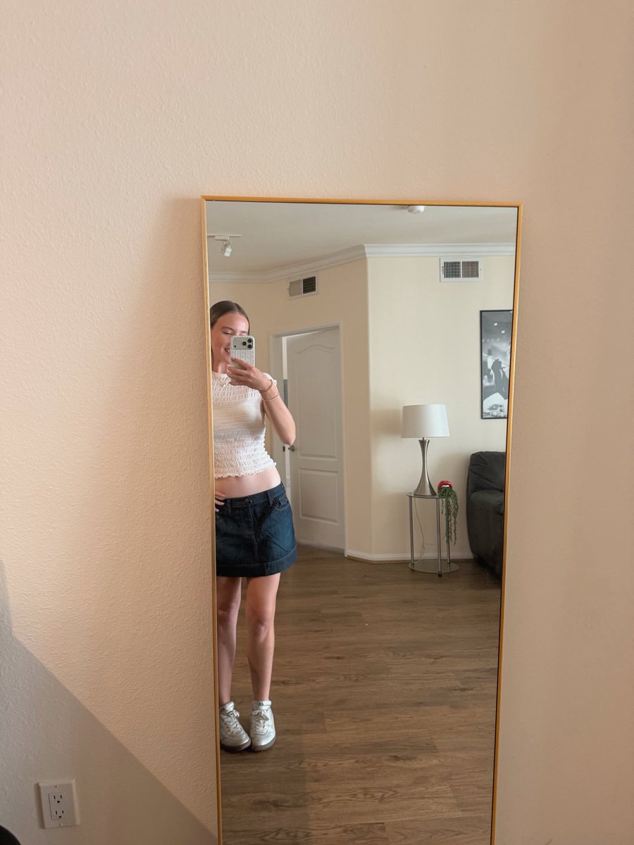 mimifreenow's tweet photo. @miley I’ve been a fan almost my entire life it would mean the world to celebrate with you in LA tonight ily 🖤🤍 (or if anyone got an extra invite it would mean the world x) https://t.co/fkUUPDa775