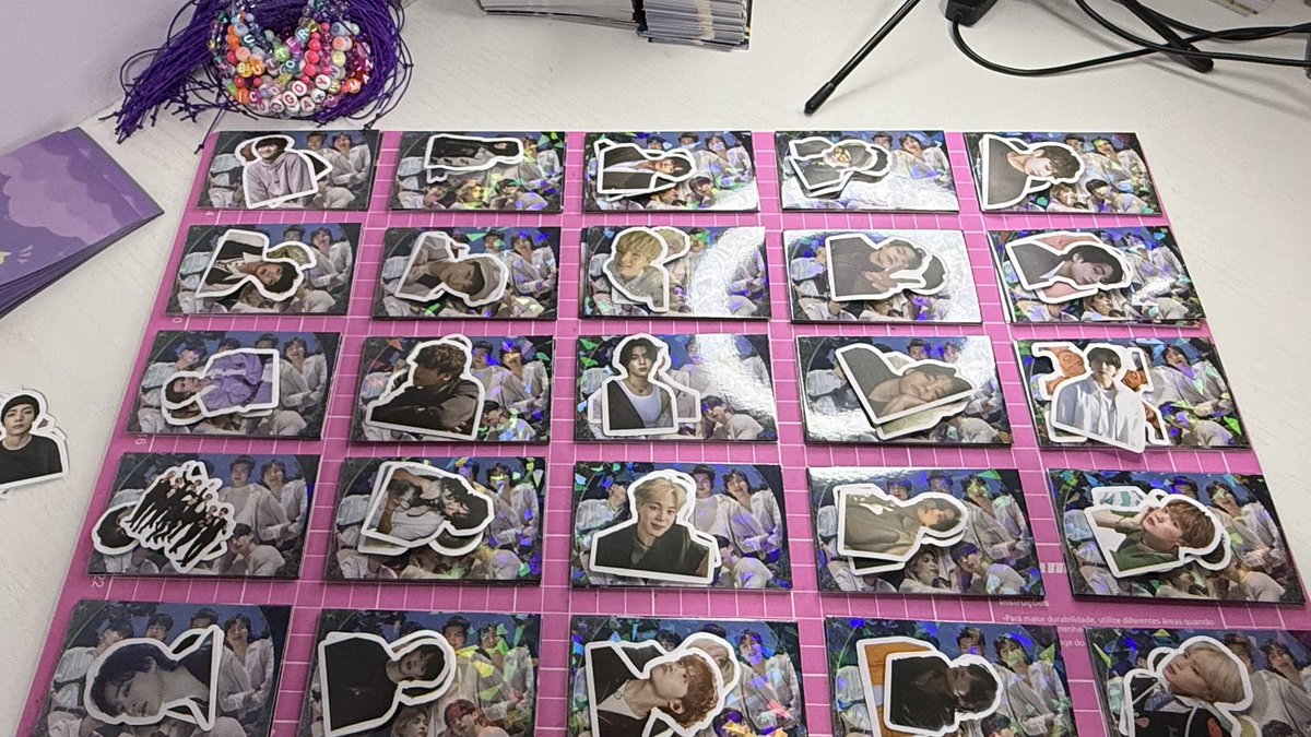 btsandsoju's tweet photo. talvez seja minha última noite montando freebies, faltam só as pulseiras do cantinho da foto (as OT7 do fio roxo, já embalei os chaveiros, as de membro e as OT7 do fio lilás 🥺)

vou sentir tanta falta de mexer com isso!! BTS, trate de voltar logo!! (eles nem chegaram ainda hahah https://t.co/23unq1jLF2