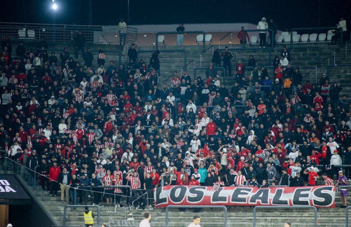 joacoodomenech's tweet photo. No los comparen más.

 #GELP y el otro equipo de La Plata serán primos para el folclore del fútbol, pero lejanos. 

Quieren ser grandes, pero las tribunas están semi vacías. Hay cosas que no se compran.

Si no bancan en las mejores, no quiero saber como es en las peores. https://t.co/hPm9Hz2NAX