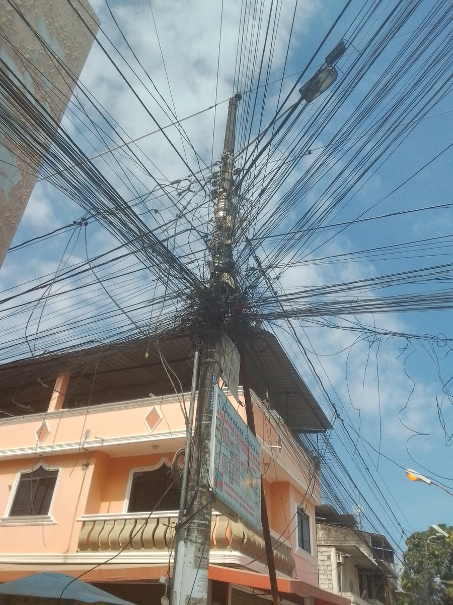 eduardopontoni's tweet photo. Como se explica @CNEL_EP @servicioscnelep que el propio usuario tuvo que arreglar la lámpara del poste de la Mz.444 Villa 45 de El Recreo 4ta Etp.El Recreo, pedido que se hizo el 23 de julio/26, en vista de que Dpto.Alumbrado Público CNEL #Duran  no acudió nunca al lugar ? https://t.co/PXT4sf5ozQ