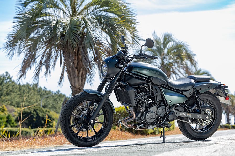 EwinbeeK's tweet photo. 嫁さんのニューバイクを検討中🏍️
っていうかほぼ買い換えると思う。
俺も運転してみたいしww
昔乗ってたバルカンSを
少しスリムにした感じかな？ https://t.co/y7XdShN0o3