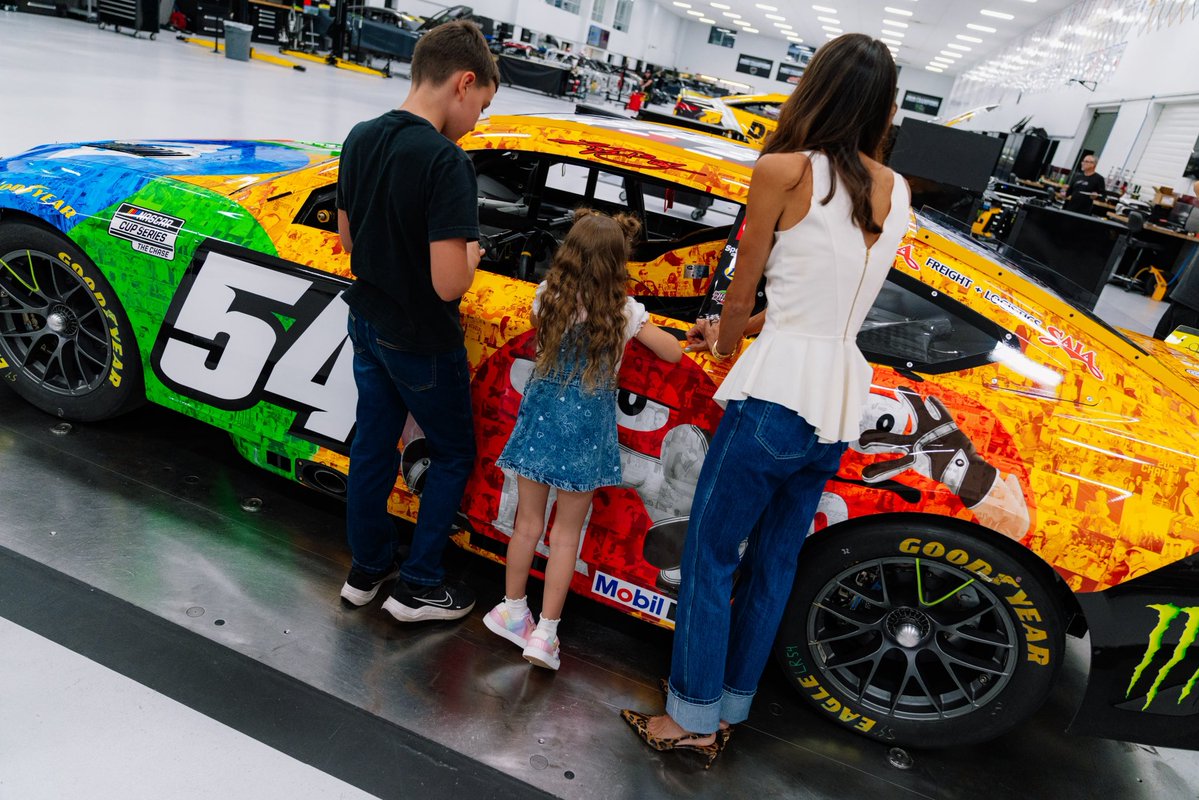 brextonbusch's tweet photo. Can’t wait to see this beauti on track Saturday night. I know Ty is gonna give it all he’s got.🔥👊🏻

@JoeGibbsRacing x @mmschocolate https://t.co/s0kNbBbKOS