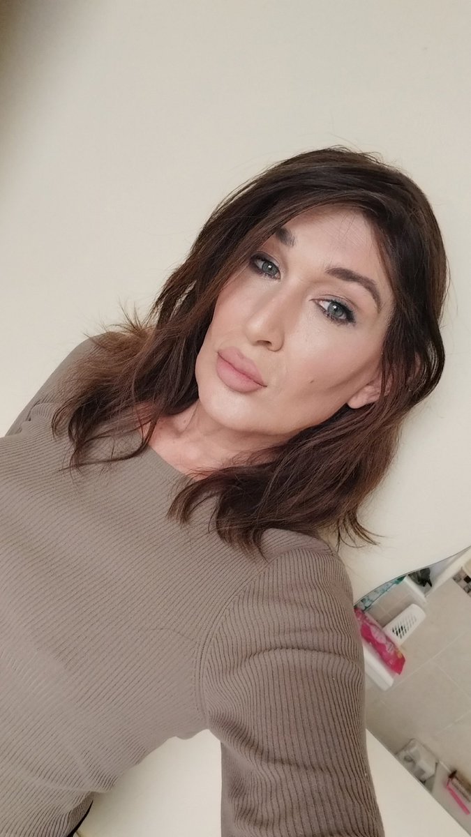 Novarayexx's tweet photo. Today's casual look https://t.co/HS8D5m3ySE