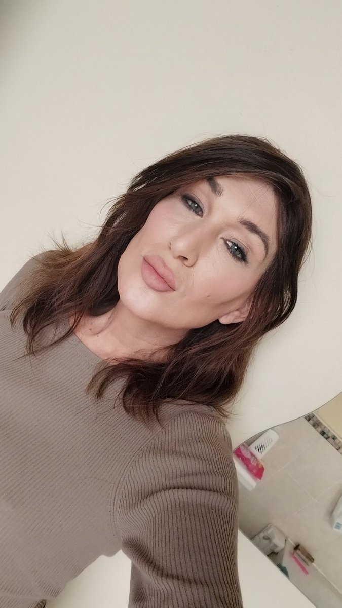 Novarayexx's tweet photo. Today's casual look https://t.co/HS8D5m3ySE