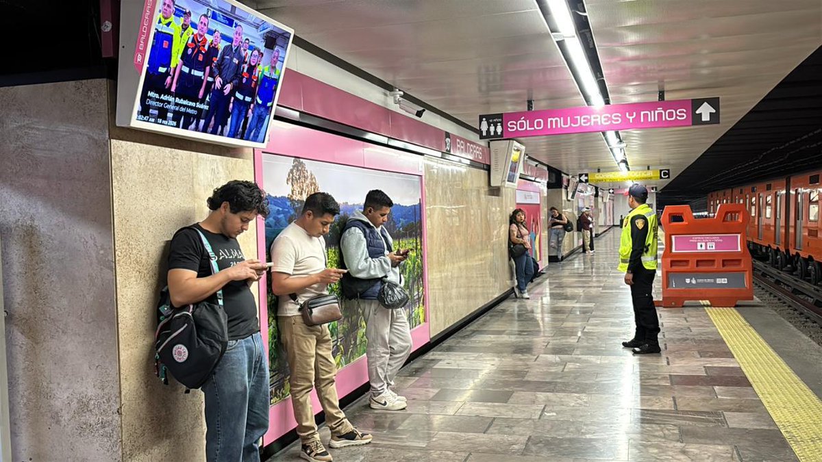 MetroCDMX's tweet photo. Las personas usuarias a bordo de los trenes, deberán mantenerse dentro de los vagones y quienes estén en los andenes tendrán que replegarse hacia las paredes y nunca rebasar la línea amarilla de seguridad. Así mismo, quienes se localicen en pasillos, escaleras o zonas de torniquetes, deberán detener su andar y atender las indicaciones del personal del Metro.