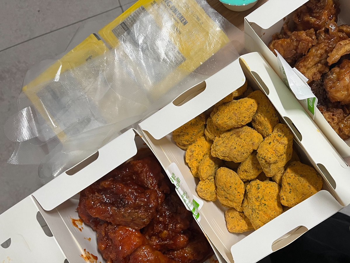 mgh_daily's tweet photo. 韓国で夜食チキン
背徳感凄いけど、幸せ😊 https://t.co/XX0Qpf3iwT