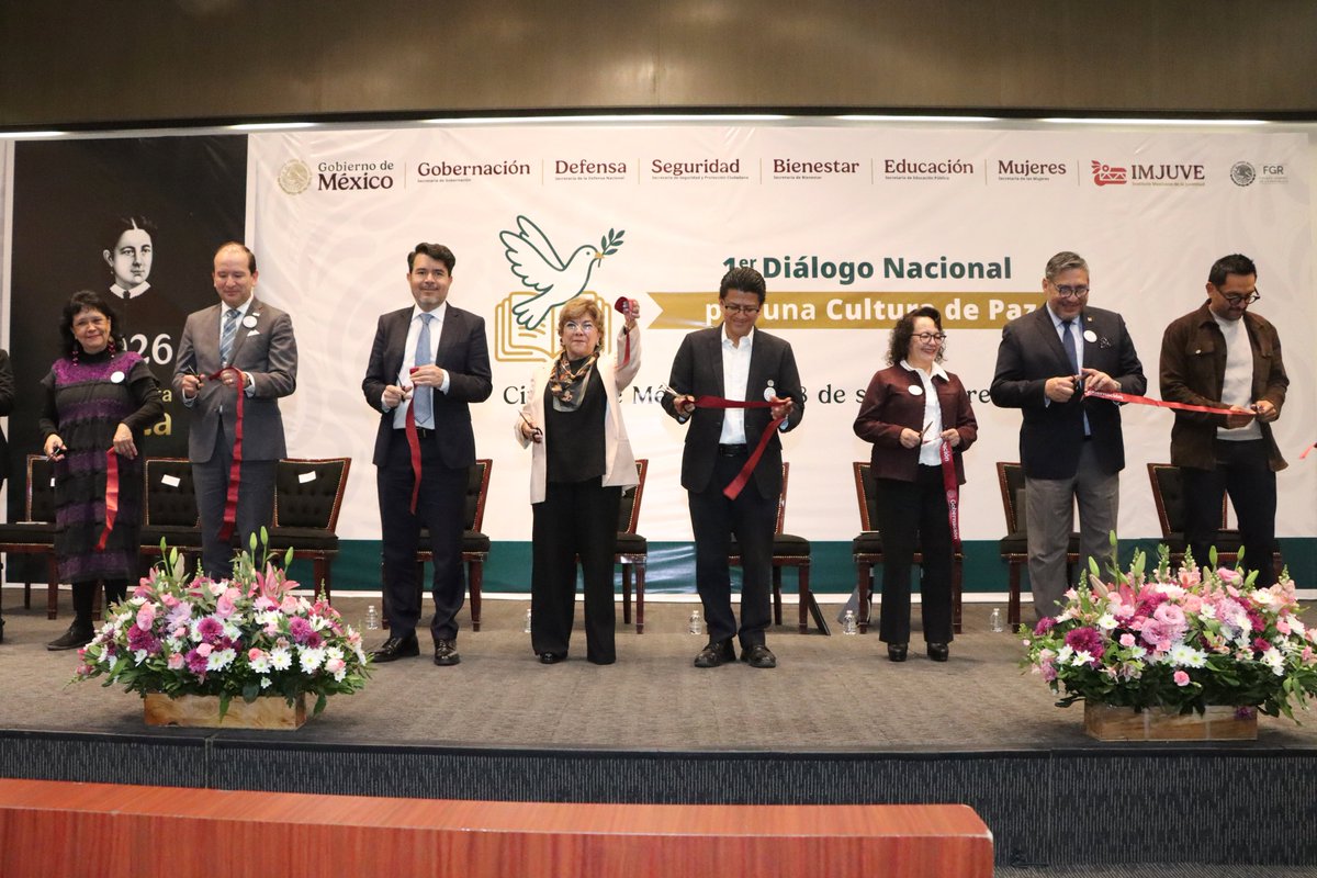 RocioBarcenaM's tweet photo. En el marco del #DíaInternacionalDeLaPaz, inauguramos en la @SEGOB_mx el Primer Diálogo Nacional por una Cultura de Paz, un espacio para sumar voces y fortalecer acciones que contribuyan a una sociedad más justa y pacífica @Claudiashein @rosaicela_ @arturomedinap @lauangelcordero https://t.co/rQ5aHUXCKg
