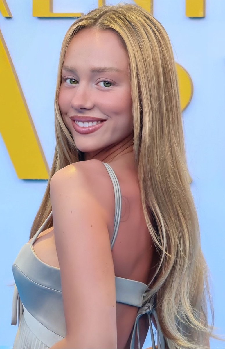 marfiliada's tweet photo. 𑁍 Mყ թersonαl digitαl cαmerα roll for the event ‘Enfrentαdos: Mαrfil’ ( ౨ৎ ) Ɲew Ꭾost ; En la alfombra azul de la premiere. Esta vez optando por un vestido largo en escote de corazón. Me siento muy feliz y afortunada de poder compartir con todos algo tan importante para mí. https://t.co/0zjsCkFGHn