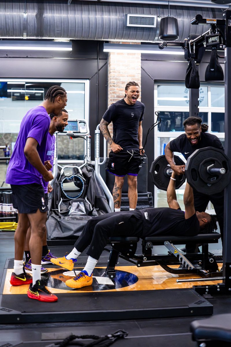 utahjazz's tweet photo. tfw… the season is 34 days away 😛

#TakeNote https://t.co/Ppmy4LwEVv