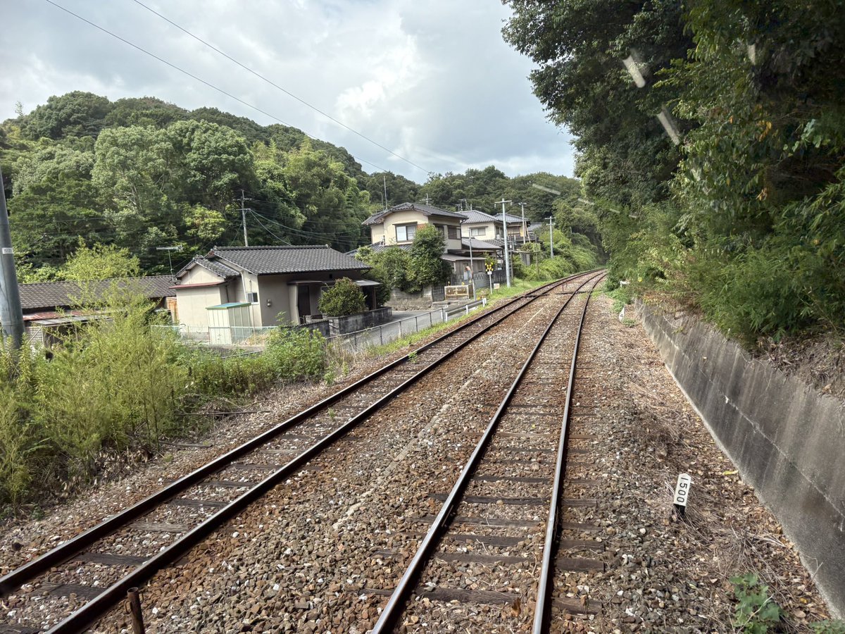 funakichi27's tweet photo. 平成筑豊鉄道で田川後藤寺へ

ホントに廃線しちゃうの•••？と寄り道して乗りに行った。非電化複線が珍しい
後藤寺ではいつもバスターミナル跡廃墟に立ち寄ってしまう。かなり大規模でうどん屋の跡が見える。2階は映画館があったようだ https://t.co/0VfyMs2QvQ