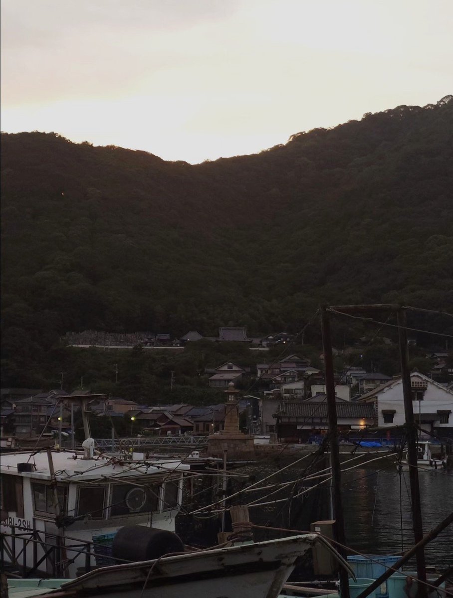AwaAwamura's tweet photo. 鞆の浦、夕暮れの鞆港。

昨日の撮影ですが、日が暮れるとすっかり秋の気配です。 https://t.co/f9SA1Bggkj