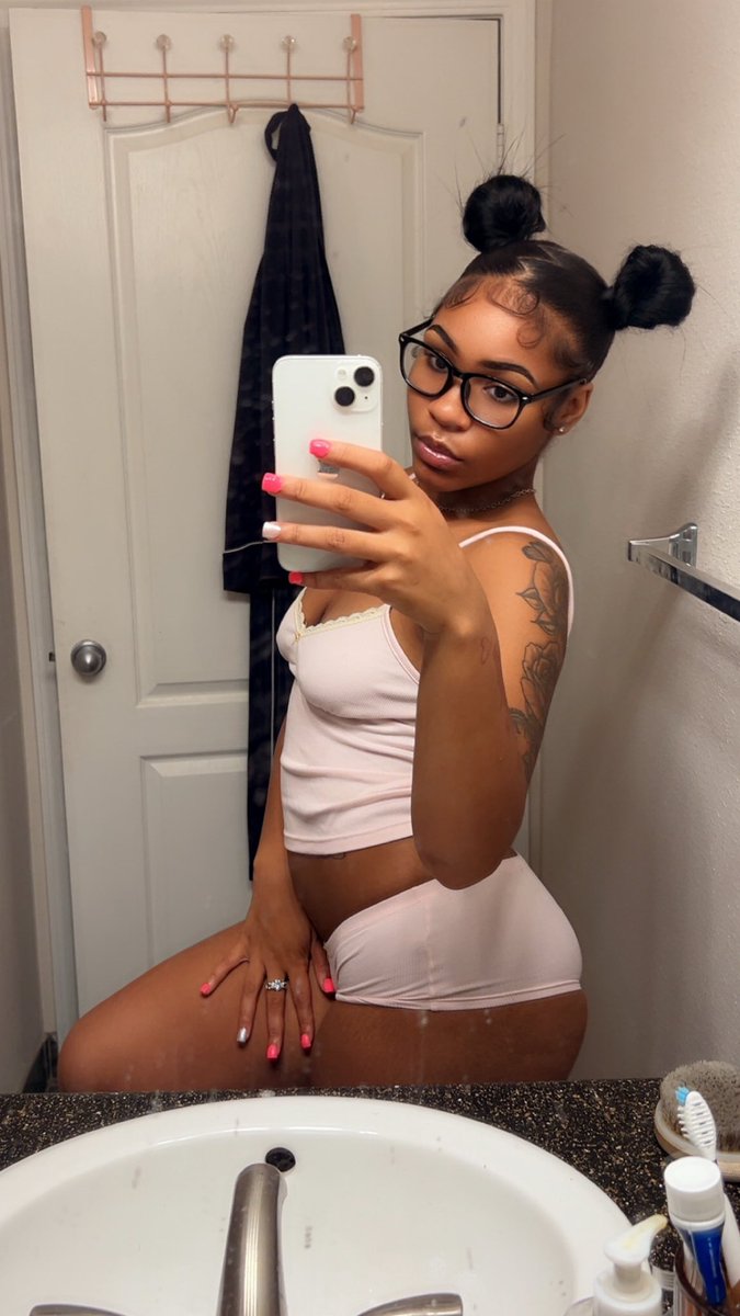 thisapayphonee's tweet photo. “Young hot #ebony on a money 💰📲run” #fypシ゚viral https://t.co/8nGsxP4r4Y