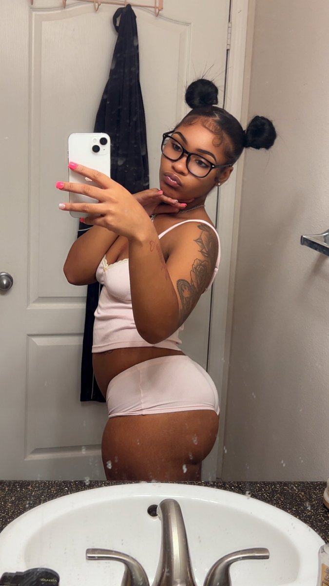 thisapayphonee's tweet photo. “Young hot #ebony on a money 💰📲run” #fypシ゚viral https://t.co/8nGsxP4r4Y