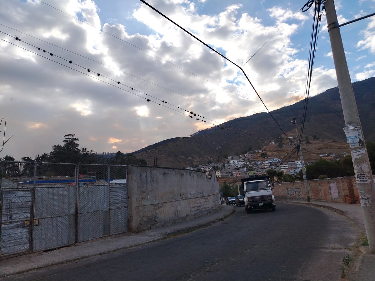 adrisj1506's tweet photo. Que Dios castigue a los hombres en vida no será suficiente para que entiendan el cuidado del único lugar que tienen para vivir

#incendio #pomasqui https://t.co/m7GfbmAFGV