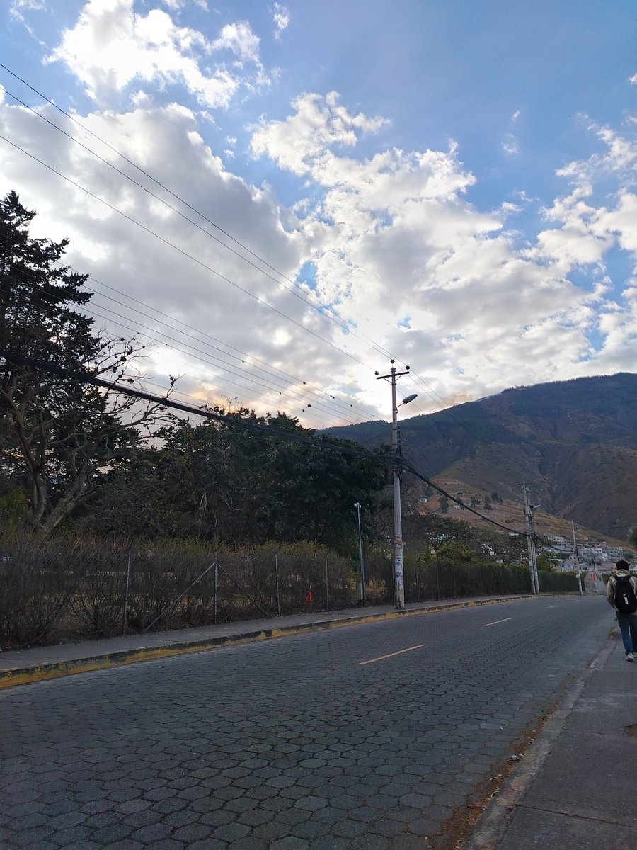 adrisj1506's tweet photo. Que Dios castigue a los hombres en vida no será suficiente para que entiendan el cuidado del único lugar que tienen para vivir

#incendio #pomasqui https://t.co/m7GfbmAFGV